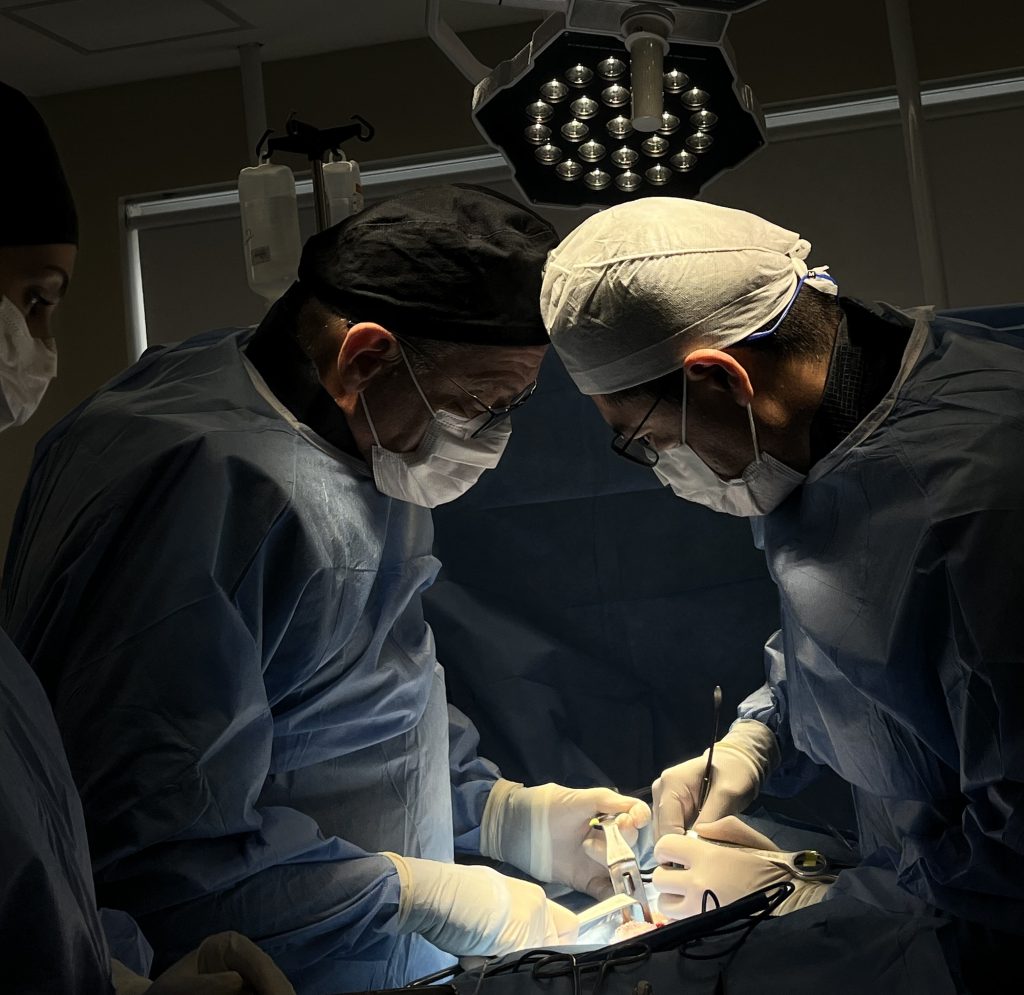 Médicos cirurgiões atuando na 1° Artrodese de Coluna Lombar via anterior.