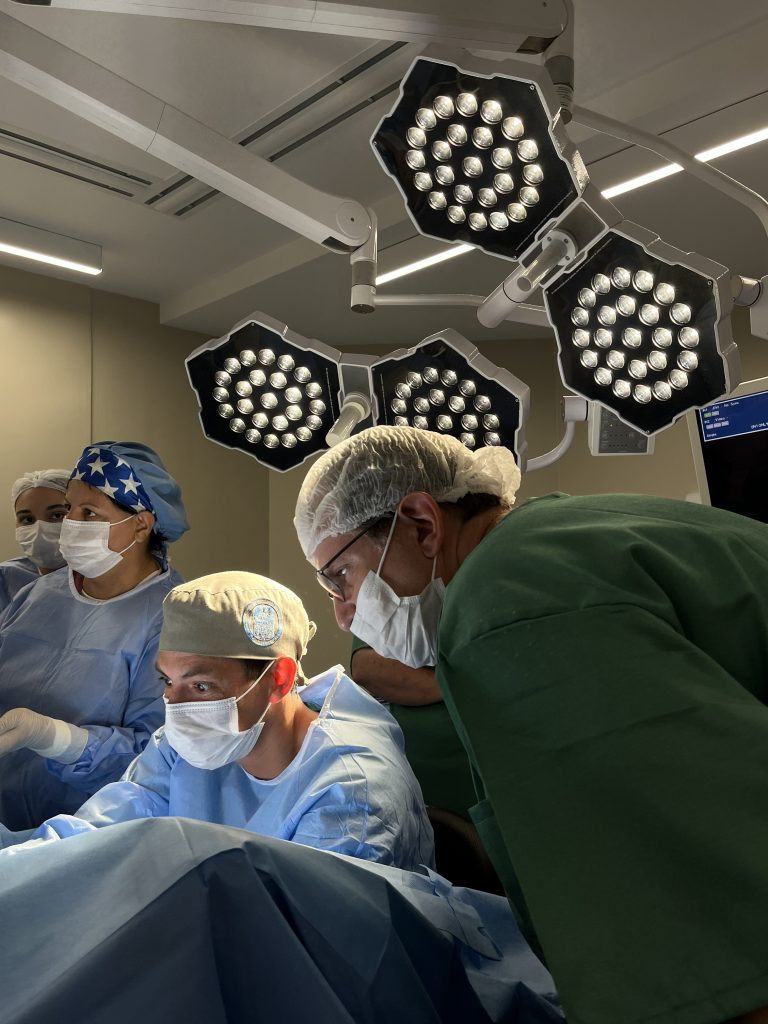 Especialistas durante a realização da 1° Histerectomia Total Laparoscópica.