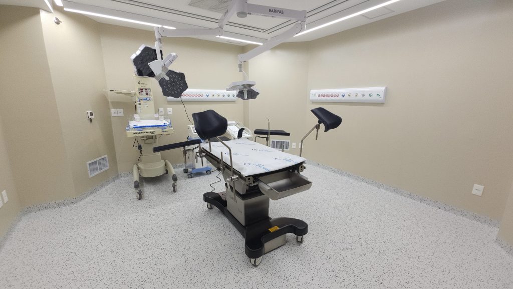 Moderna sala do Centro Cirúrgico, equipada com tecnologia de ponta e sistemas de segurança.