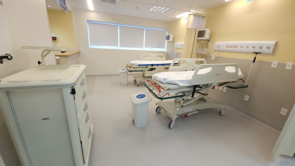 Leitos de recuperação pós-parto projetados para o conforto da paciente.