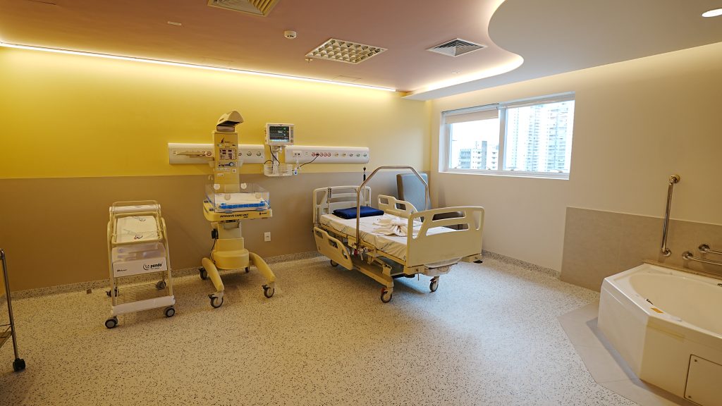 Sala de parto humanizado, equipada com banheira e pensada para o total acolhimento da mãe.